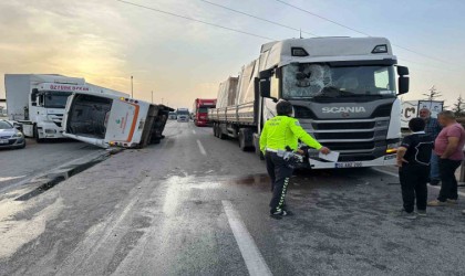 Belediye otobüsü ve 2 tırın karıştığı kazada 7 kişi yaralandı
