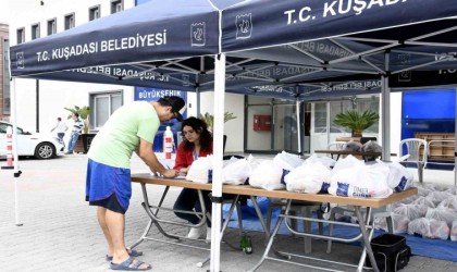 Beslenme çantalarını bu yıl da Kuşadası Belediyesi doldurdu