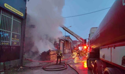 Bursada 2 katlı mobilya imalathanesinde yangın