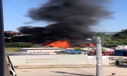 Bursada inşaat deposu alev alev yandı