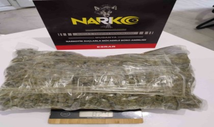 Bursada polislerden kaçmaya çalışan sürücünün üzerinde 824 gram esrar ele geçirildi