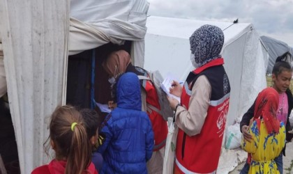 Çadır kentlerde yaşayan mevsimlik işçilere rehberlik yapıldı