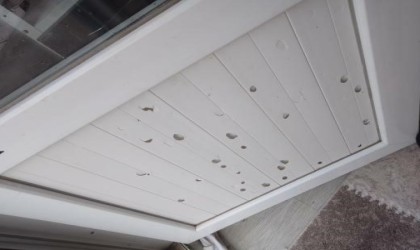 Ceviz büyüklüğündeki dolu yağışı araçların camlarını kırdı