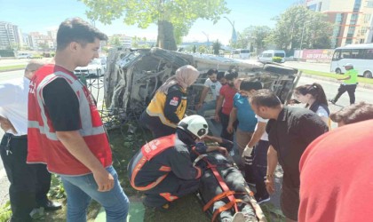 Çevreyolunda 3 aracın karıştığı kazada 2 kişi yaralandı