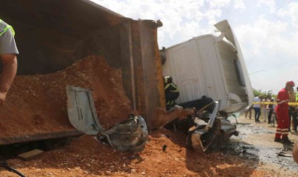 Devrilen hafriyat kamyonu otomobili ezdi: 3 yaralı