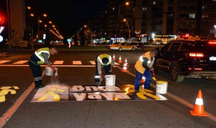 Diyarbakırda yol çizgi yenileme çalışmaları sürüyor