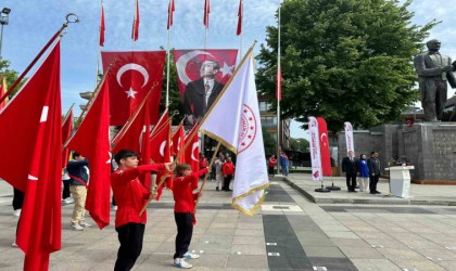 Düzcede 19 Mayıs kutlamaları Atatürk Anıtındaki törenle başladı