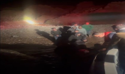 Egede can pazarı: Can salında sürüklenen 17 göçmen Karaadaya sığındı