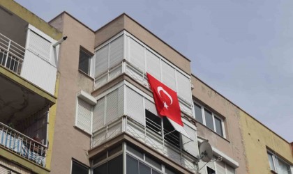 Eline ne geçirdiyse pencereden attı, mahalleli canını zor kurtardı