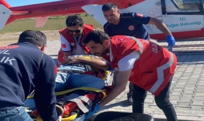 Ercişte ayağı kırılan vatandaş için ambulans helikopter havalandı