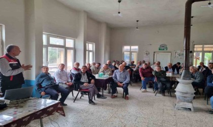 Eskişehirde yaprağı yenen sebzelerde kalıntıyla mücadele eğitimi sürüyor