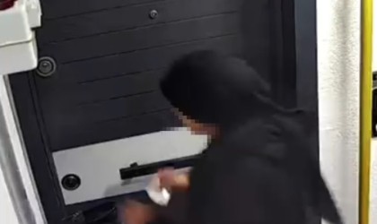 Evlerin kapılarını kartla açarak hırsızlık yapan kadınlar güvenlik kamerasına yakalandı