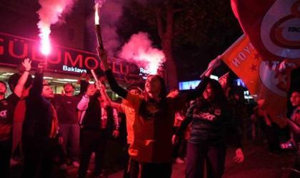 Galatasaray taraftarları Bursada şampiyonluğu coşkuyla kutladı