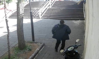 Gaziantepte bir vatandaş şehitliğin kapısını öptü