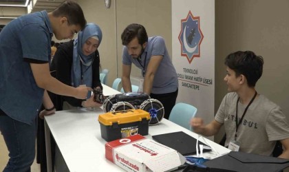 Gençler, bayramlarını robotlarını yarıştırarak kutladı