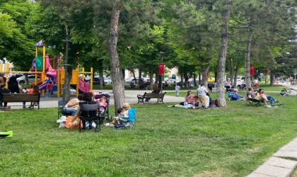 Güzel havayı bulan vatandaşlar, pazar gününü Kanlıkavak Parkında geçiriyor