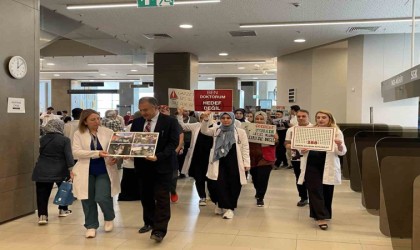 Hastane koridorlarında sessiz yürüyüş ile Gazzedeki katliama dikkat çekildi