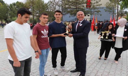 Hisarcıkta yarışmalarda dereceye giren öğrenciler ödüllendirildi