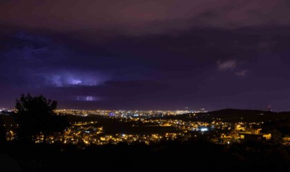 İskenderun Körfezinde şimşek fırtınası geceyi aydınlattı