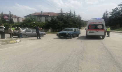 Ispartada iki otomobil çarpıştı: 2 yaralı