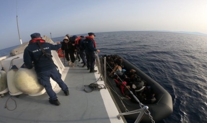 İzmir açıklarında 30 düzensiz göçmen yakalandı, 25i çocuk 58 göçmen kurtarıldı