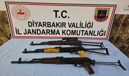 Jandarmanın durdurduğu araçta 3 adet AK-47 ele geçirildi