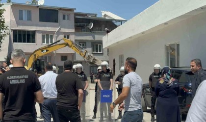 Kaçak yaptığı yapı 4 kez yıkıldı, bir daha yıkılmasın diye çatıya çıkarak direndiler