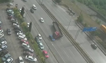 Kontrolden çıkan tırın kaza anı güvenlik kamerasında