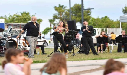 Konyaaltında Gün Batımı Akustik Konseri vatandaşlara unutulmaz anlar yaşattı