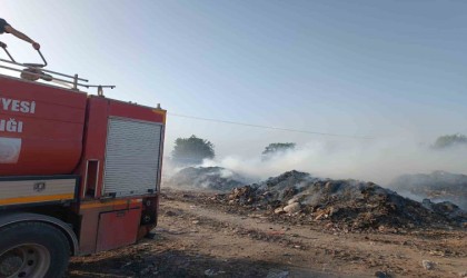 Kumluda çöp yangını kepçe yardımıyla söndürüldü