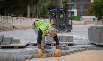 Kuşadası Belediyesi yol yapım çalışmalarına devam ediyor