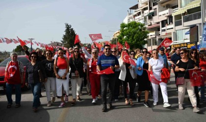 Kuşadasında binler Atası için yürüdü
