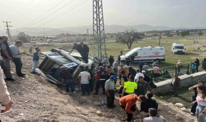 Kütahyada yolcu minibüsü devrildi: 13 kişi yaralandı