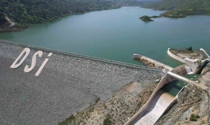 Kuvvetli yağışlarla birlikte yüzde yüz doluluk oranına ulaşan barajda su tahliyesi gerçekleştiriliyor
