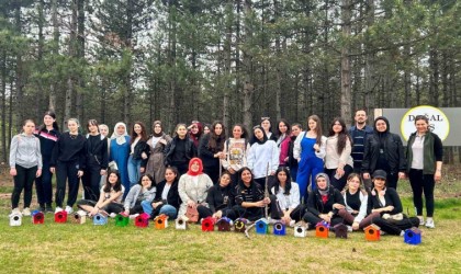 Liseliler geri dönüşümden kuş yuvası yaptı