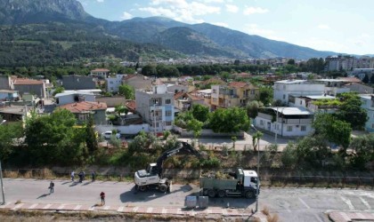 Manisadaki 17 kilometrelik sulama kanalı temizleniyor