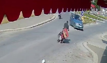 Motosikletlinin ölümden döndüğü anlar güvenlik kamerasında