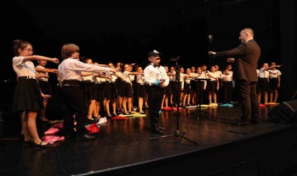 Nilüfer çocuk ve gençlik korosundan muhteşem performans