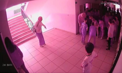 Okul müdürü Heimlich manevrasıyla öğrencinin hayatını kurtardı: O anlar kamerada