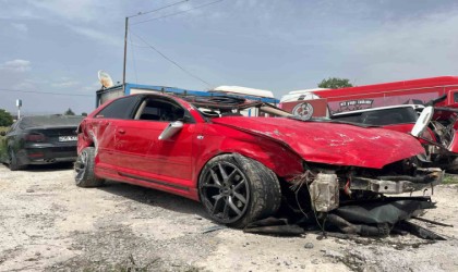 Önüne bir anda araç çıktı, arkadaşı ağır yaralandı, otomobili hurdaya döndü