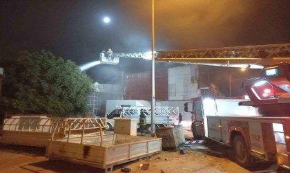 Oto tamir atölyesinde çıkan yangını itfaiye ekipleri söndürdü