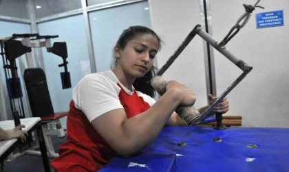 (ÖZEL) 30 yıllık yıpranmış ekipmanlar ile antrenman yaparak Avrupa Bilek Güreşi Şampiyonasında 1inci oldu