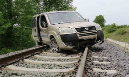 Samsunda hafif ticari araç tren raylarına uçtu: 1 yaralı