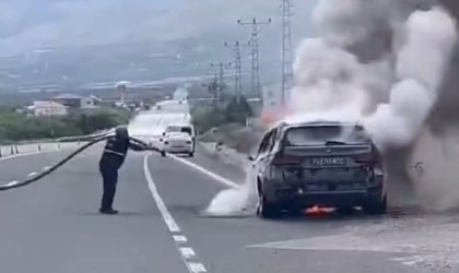 Seyir halindeyken yanan lüks araç küle döndü