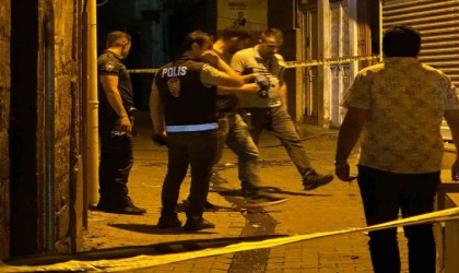 Sokakta yürürken silahlı saldırıya uğrayan genç yaralandı