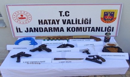 Şüphelilerin evinde yapılan aramada uyuşturucu ve tabanca ele geçirildi