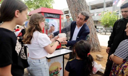 Tezgah başına geçen Başkan Yetişkin, gençlere patlamış mısır dağıttı