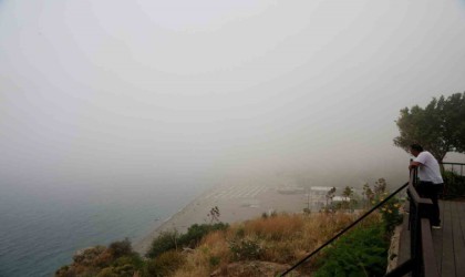 Turizm kentini sis yuttu, görüntüyü gören cep telefonuna sarıldı