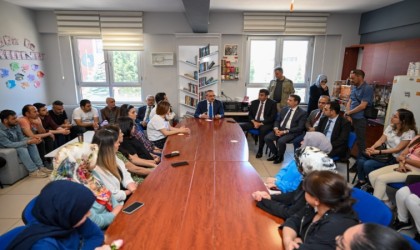 Vali Yavuz, şiddetin yaşandığı ilkokulu ziyaret etti: Her daim yanınızdayım