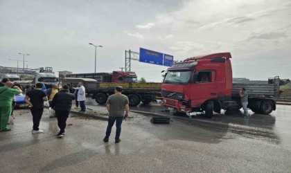 Yağmur sonrası kayganlaşan yolda makaslayan tır otomobile çarptı: 1 yaralı